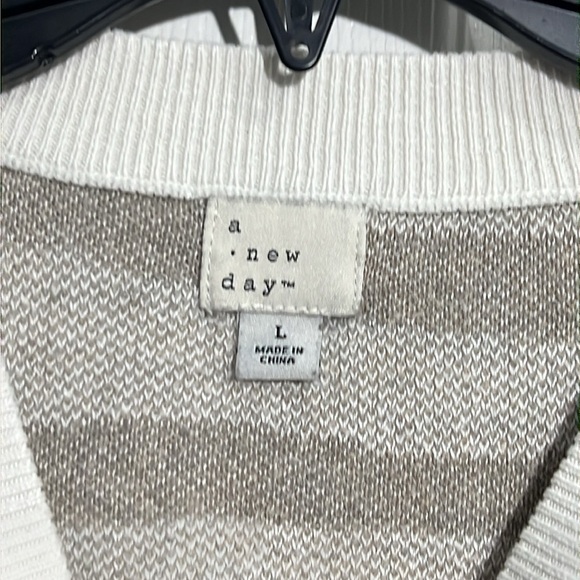 A New Day women’s ivory top with tan animal stripes. Size Large. - Picture 5 of 8